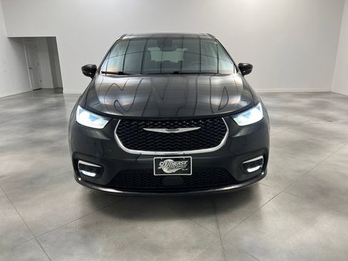 Used 2024 Chrysler Pacifica Limited FWD image 2