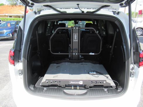 Used 2025 Chrysler Pacifica Select FWD image 31