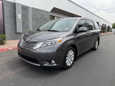 Used 2015 Toyota Sienna Limited Premium image 2