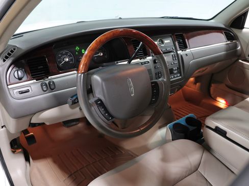 Used 2008 Lincoln Town Car Signature Limited RWD image 65