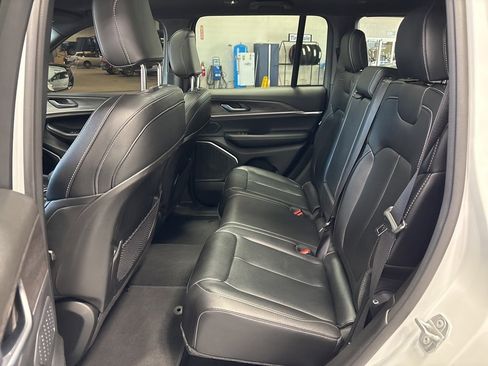 Used 2024 Jeep Grand Cherokee Limited w/ Black Appearance Package image 35