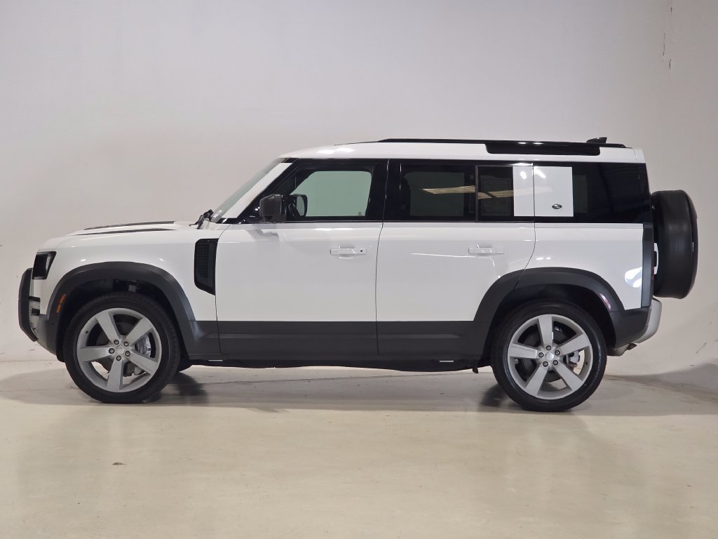 Used 2023 Land Rover Defender 110 SE AWD/4WD image 3