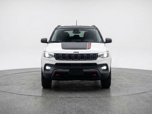 Used 2025 Jeep Compass Trailhawk AWD/4WD image 2