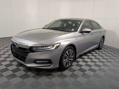 Used 2018 Honda Accord Touring image 2