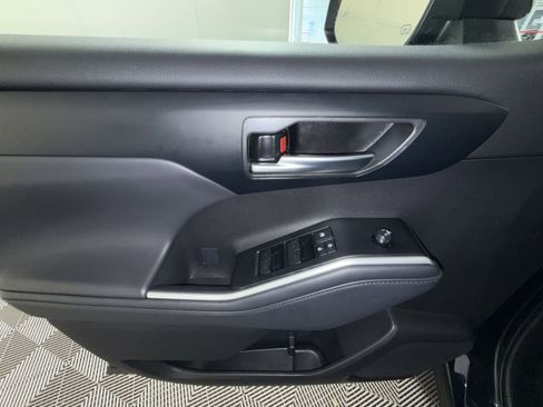 Used 2025 Toyota Highlander XLE FWD image 15