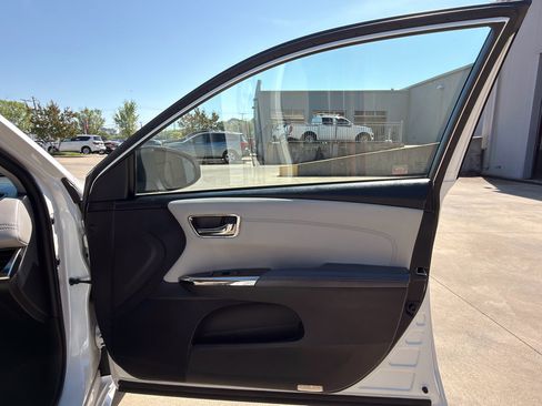 Used 2013 Toyota Avalon XLE image 16