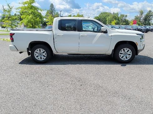 Used 2022 Nissan Frontier SV AWD/4WD image 2