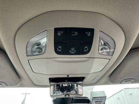 Used 2023 Chrysler Pacifica Touring-L image 21