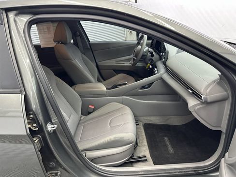 Used 2024 Hyundai Elantra SE FWD image 13
