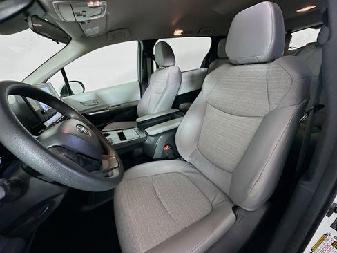 Used 2025 Toyota Sienna LE image 13