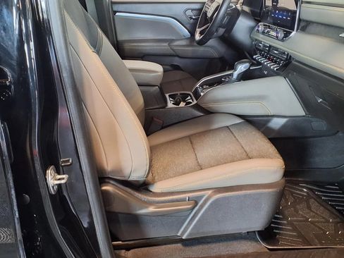 Used 2024 Chevrolet Colorado ZR2 w/ Technology Package AWD/4WD image 12