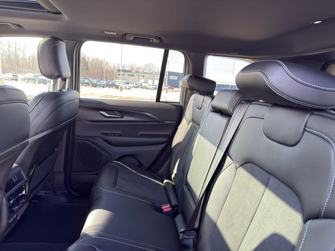 New 2025 Jeep Grand Cherokee Altitude AWD/4WD image 31