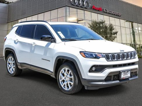 Used 2024 Jeep Compass Latitude w/ Sun and Sound Group AWD/4WD image 5