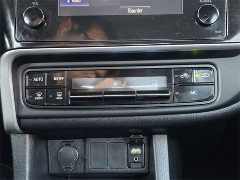 Used 2019 Toyota Corolla LE image 14