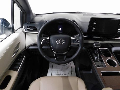 Used 2021 Toyota Sienna XLE image 38