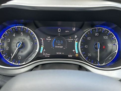 Used 2025 Chrysler Pacifica Limited FWD image 23