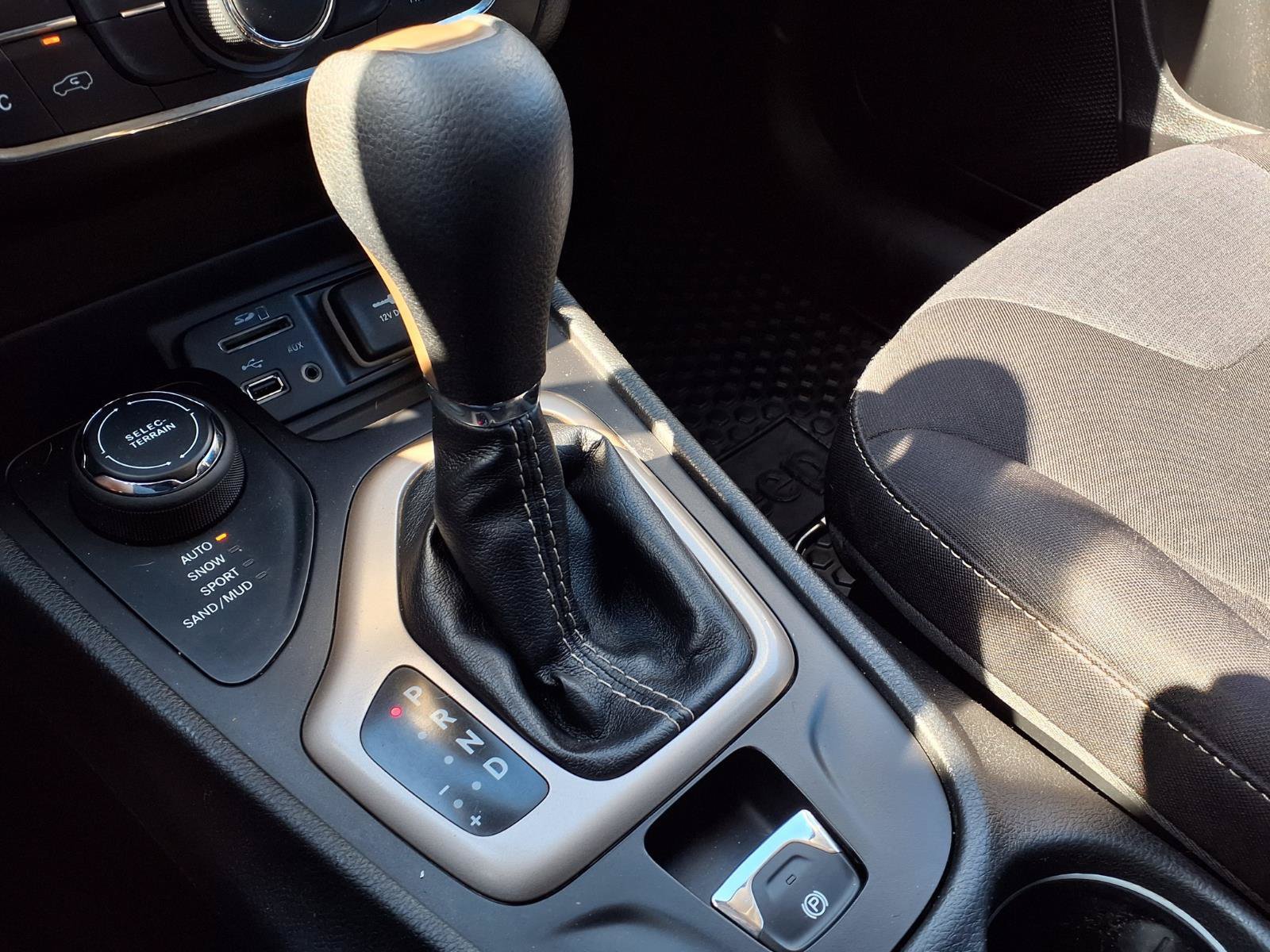Used 2015 Jeep Cherokee Latitude w/ Cold Weather Group AWD/4WD image 22