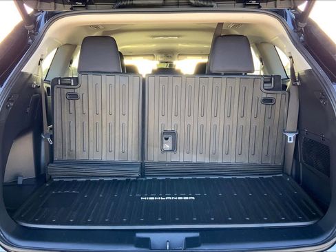 Used 2023 Toyota Highlander LE FWD image 33
