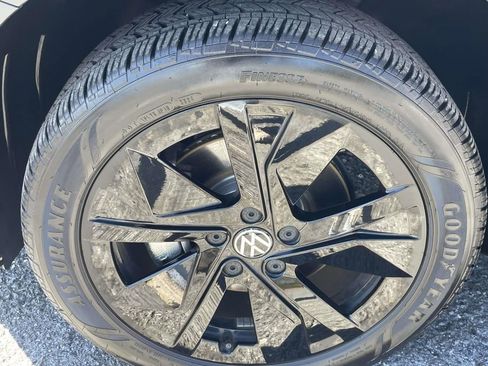 Used 2025 Volkswagen Taos SE w/ Panoramic Sunroof Package image 8