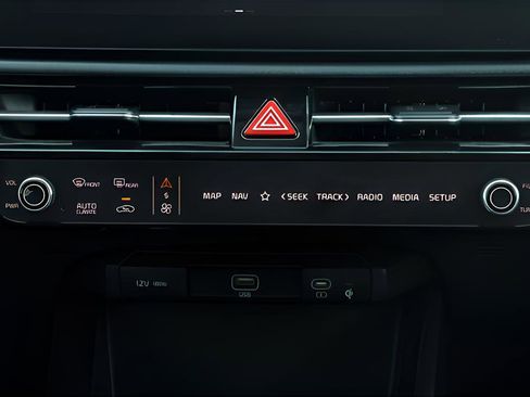 Certified 2024 Kia Niro Wind FWD image 23