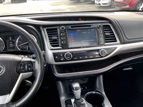 Used 2015 Toyota Highlander XLE image 9