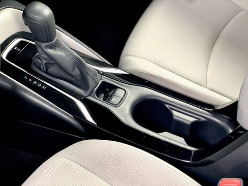 Used 2022 Toyota Corolla LE image 32