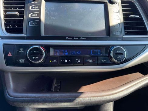 Used 2019 Toyota Highlander XLE image 29