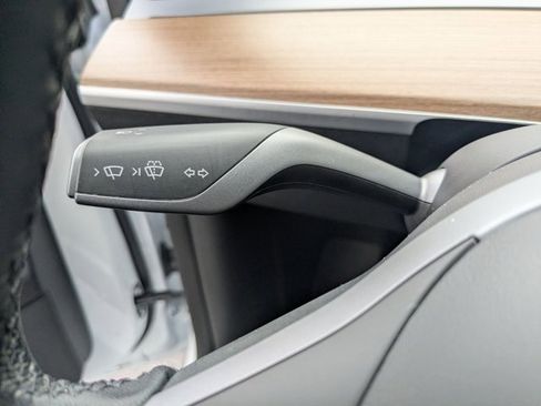 Used 2022 Tesla Model Y Long Range image 11