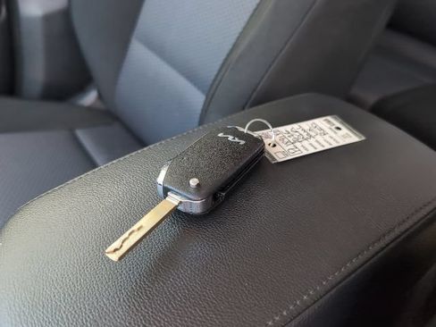 Used 2025 Kia Soul LX w/ LX Technology Package FWD image 26