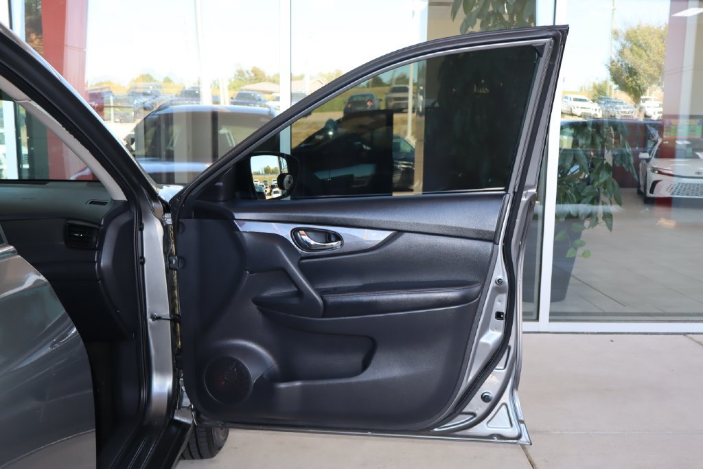 Used 2017 Nissan Rogue SV FWD image 39