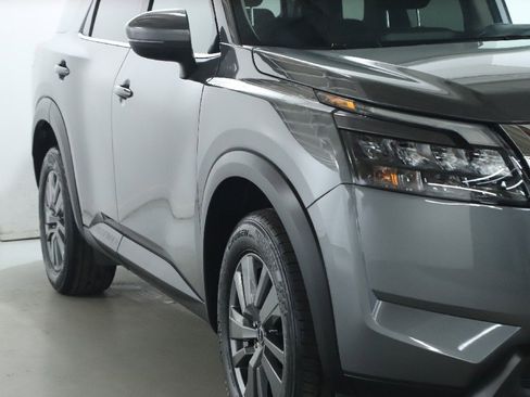 Used 2025 Nissan Pathfinder SV image 9