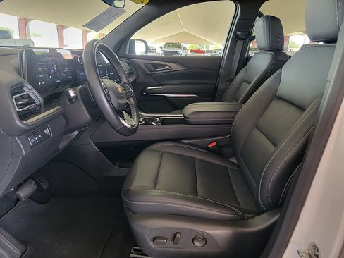 Used 2025 Chevrolet Traverse LT FWD image 2