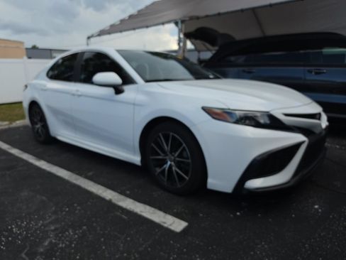 Used 2021 Toyota Camry SE FWD image 3