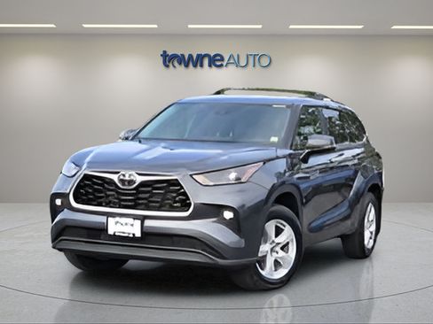 Used 2023 Toyota Highlander LE FWD image 2