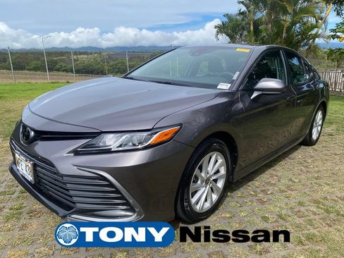 Used 2022 Toyota Camry LE FWD image 3