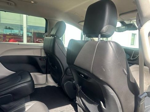 Used 2024 Chrysler Pacifica Touring-L FWD image 16