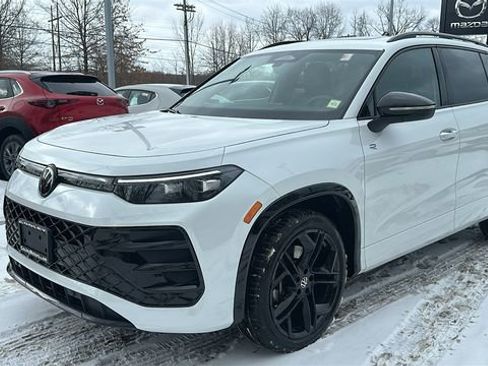 Used 2025 Volkswagen Tiguan SE R-Line image 2