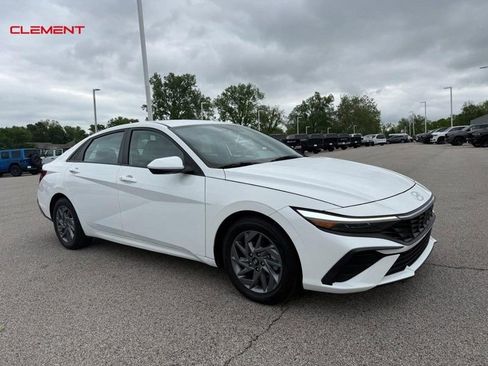 Used 2024 Hyundai Elantra SEL FWD image 9