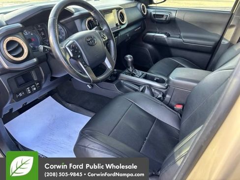 Used 2017 Toyota Tacoma TRD Off-Road w/ Premium & Technology Package AWD/4WD image 13