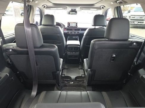 Used 2025 Honda Pilot Touring image 10