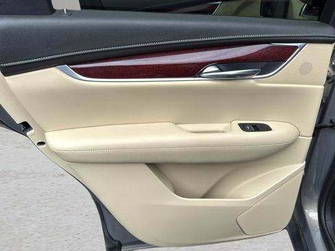 Used 2018 Cadillac XT5 Luxury w/ Driver Awareness Package AWD/4WD image 21