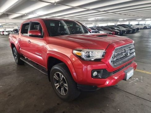 Used 2017 Toyota Tacoma TRD Sport image 1