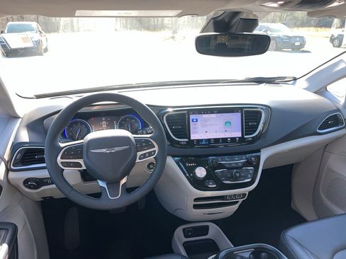 Used 2024 Chrysler Pacifica Touring-L image 19
