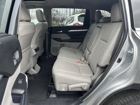 Used 2018 Toyota Highlander XLE image 18