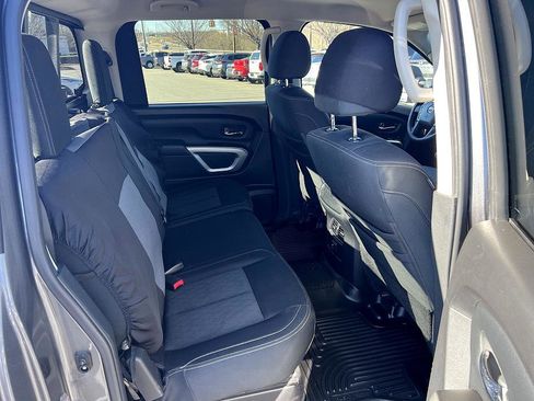 Used 2018 Nissan Titan SV w/ SV Convenience Package image 16