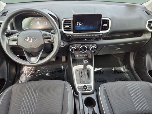 Certified 2025 Hyundai Venue Limited FWD image 10