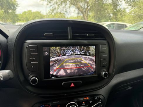 Used 2025 Kia Soul LX w/ LX Technology Package FWD image 22