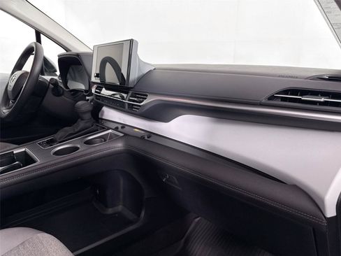Certified 2026 Toyota Sienna LE FWD image 40