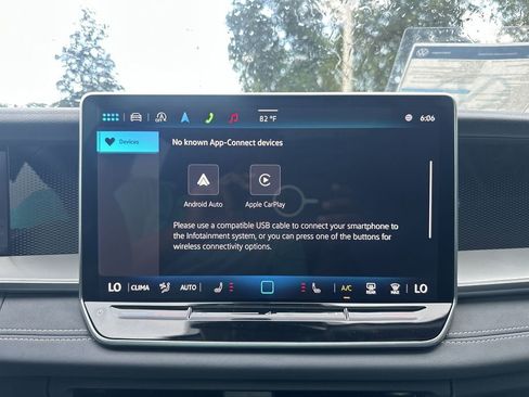 New 2025 Volkswagen Tiguan SE image 18