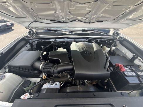 Used 2020 Toyota Tacoma SR AWD/4WD image 33